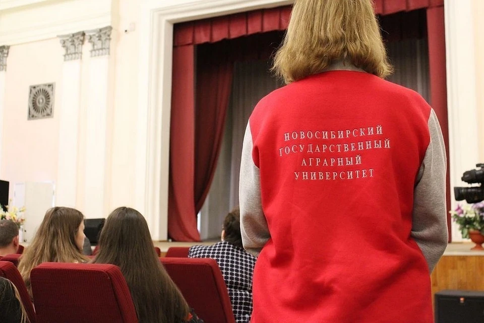 Студенты НГАУ пожаловались на трещину в потолке в здании факультета среднего профессионального образования.