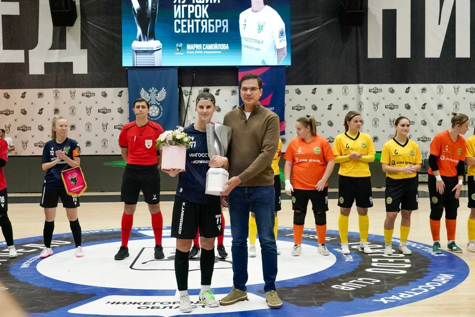 Юрий Шалабаев вручил Кубок лучшему игроку месяца нижегородской спортсменке. Фото: телеграм-канал Юрия Шалабаева.