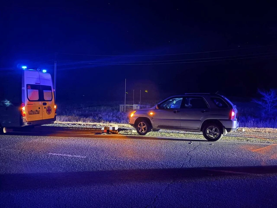 Сотрудники Госавтоинспекции города проводят проверку.