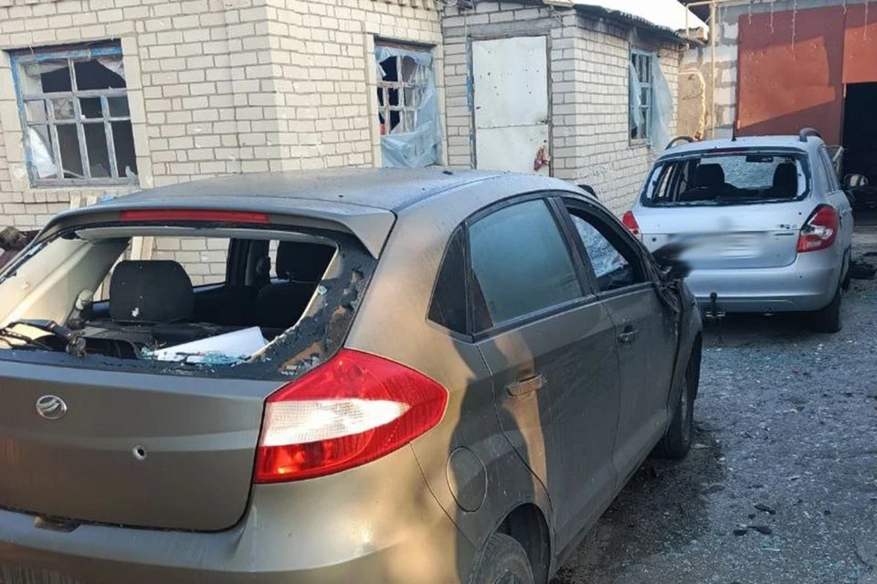 Боевики бьют по машинам мирных жителей. ФОТО: Руслан Хоменко.