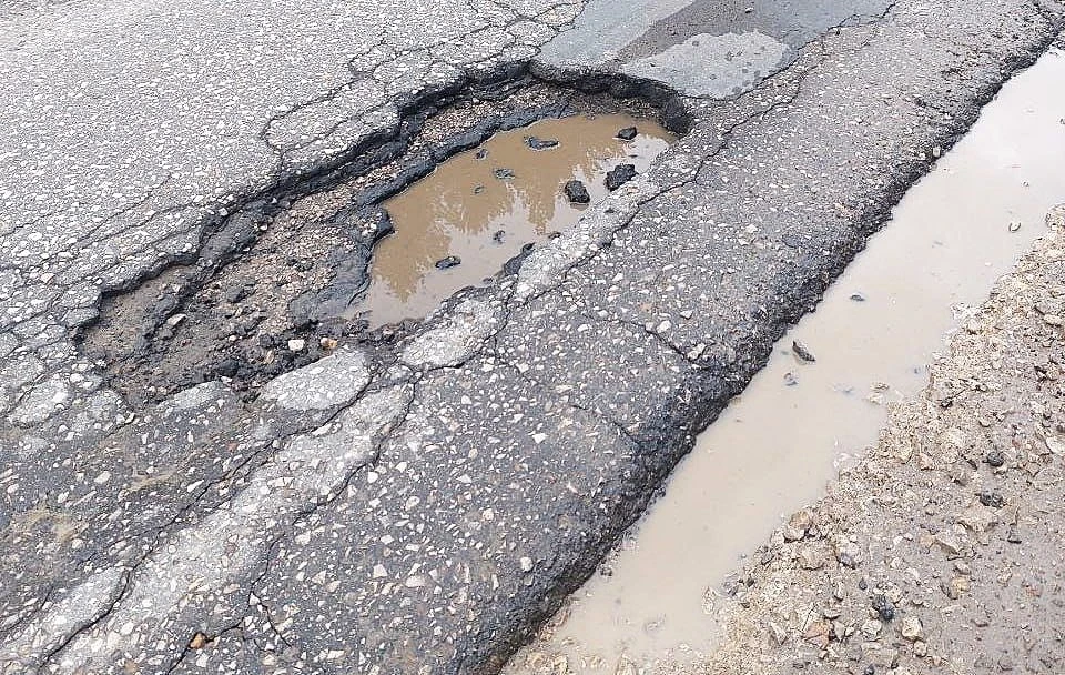 В Калужской области образовалась опасная яма на окружной дороге.
