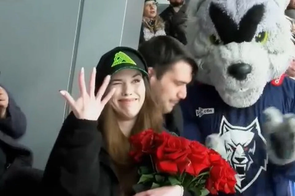 Болельщик из Набережных Челнов Лев решил сделать предложение своей возлюбленной Арине из Уфы. Фото: vk.com/h.c.neftekhimik