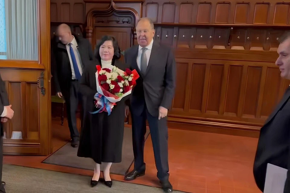 Лавров подарил цветы главе МИД КНДР перед началом переговоров Фото: кадр видео из Telegram-канала Марии Захаровой
