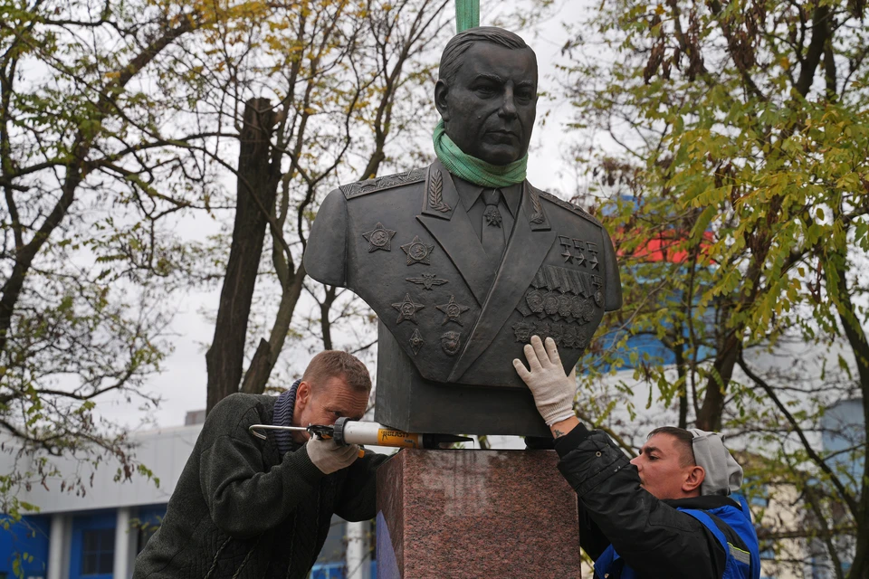 Установка бронзового бюста Александру Покрышкину Мариуполе