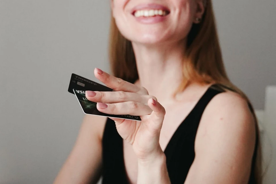 Банковские карты пока остаются лидером рынка безналичных платежей, но их доля сокращается