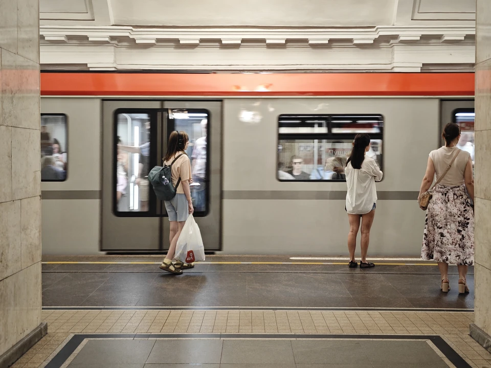 Проблемы возникли и на соседних станциях метро.