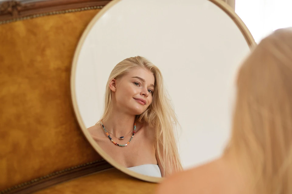 Вы когда-нибудь ловили себя на мысли, что ночью в темноте кто-то наблюдает за вами из-за зеркала? Фото: freepik