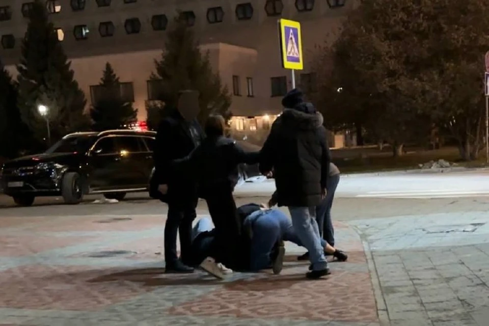 Девушка подошла разнимать драку. Фото: скриншот из видео предоставленного Мариной.