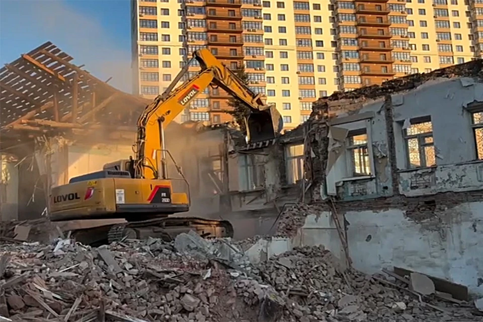 Снос 200-летнего здания в Барнауле. Скриншот видео Данила Дегтярёва