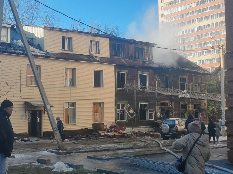 Сибиряка увезли в реанимацию с инфарктом после пожара в бараке. Фото: предоставлено очевидцами.