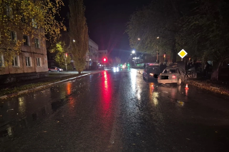 Первая «Приора» при повороте налево врезалась во вторую, которая выполняла обгон. Фото: ГИБДД "Бузулукский"