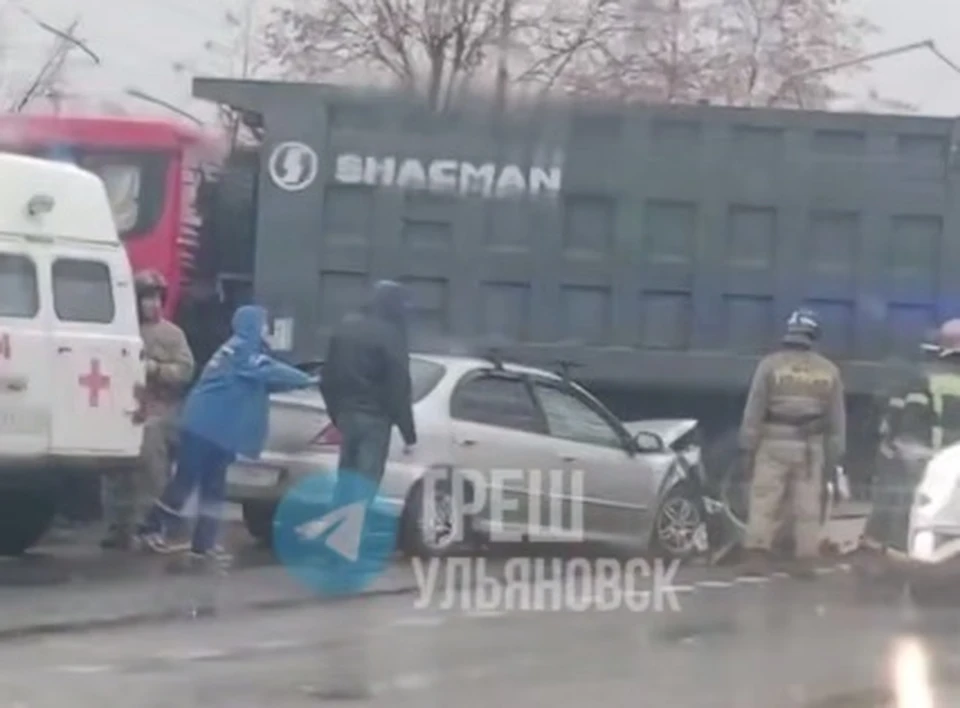 В Железнодорожном районе Ульяновска столкнулись легковушка и грузовик. Фото: тг-канал Треш Ульяновск