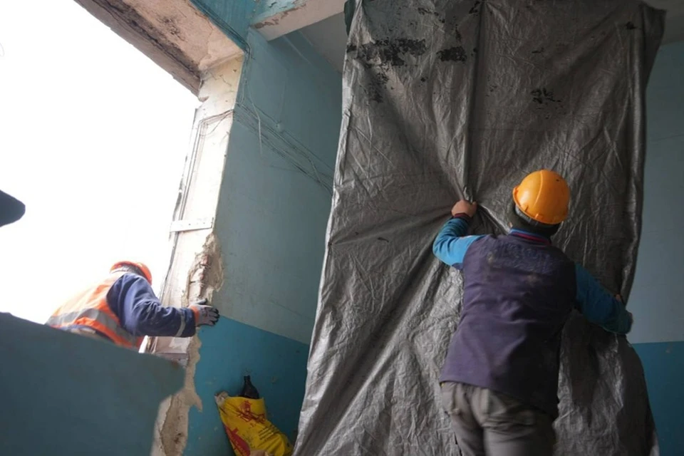 В спорткомплексе «Спарта» в ДНР после проливного дождя устраняют протечки. Фото: ТГ/Макаров