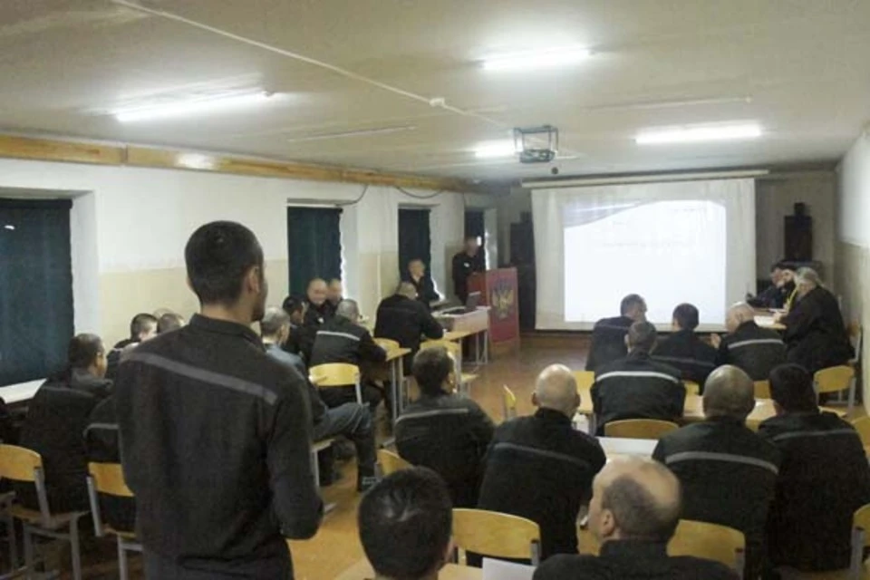 Священнослужители отметили высокий уровень подготовки осужденных и их активное участие в диалоге. Фото: УФСИН Тверской области.