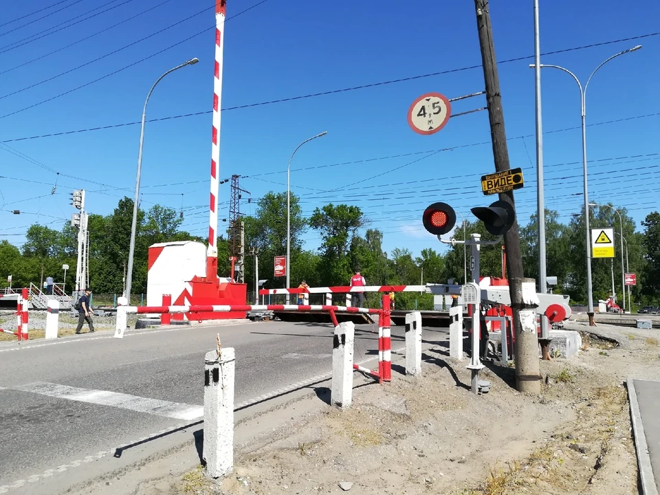 Переезд не соответствовал требованиям к качеству дорожного покрытия.