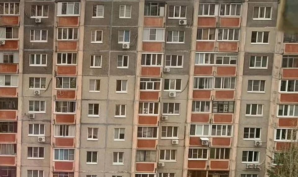 Девочка по дивану залезла на подоконник и выпала из приоткрытого окна.