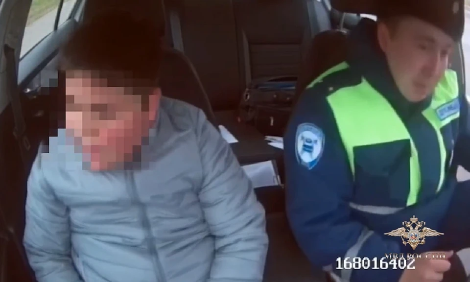 В Красноярске полицейские нашли потерявшегося школьника. Скриншот: видео краевого МВД