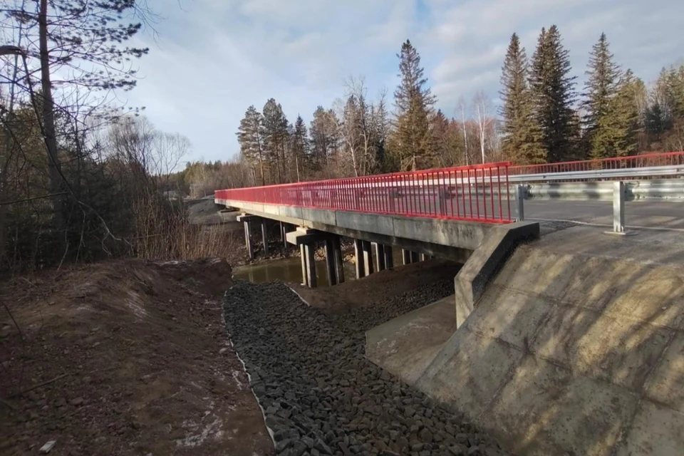 В Нижнеудинском районе отремонтировали мост через реку Хингуйка. Фото: пресс-служба правительства Иркутской области