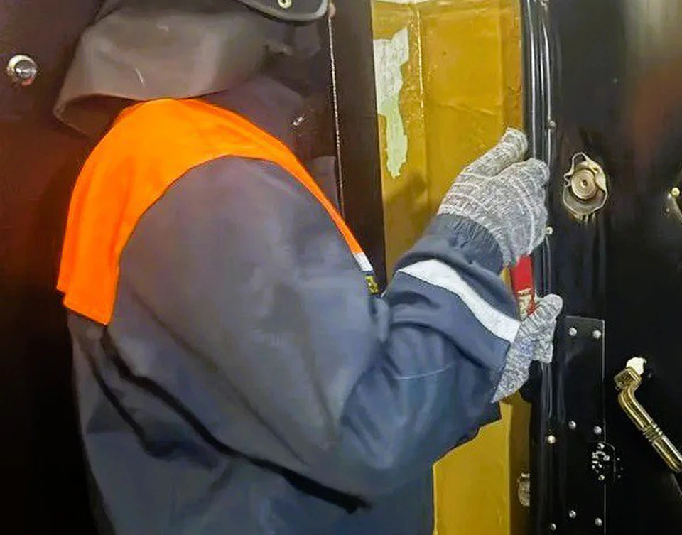 Ульяновские спасатели помогли соцработнице попасть в квартиру к пожилой женщине | ФОТО: Управление гражданской защиты Ульяновска