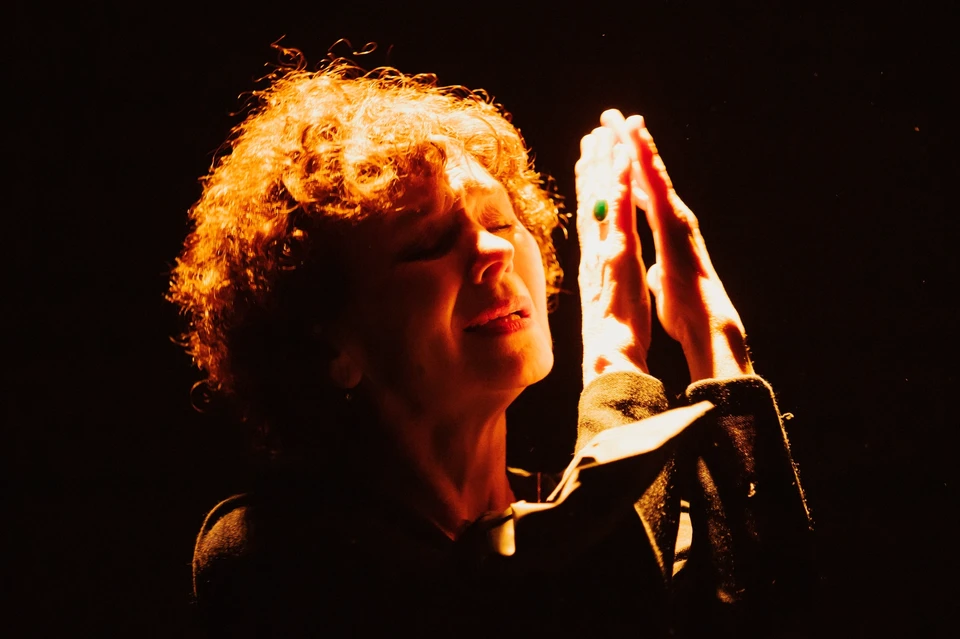 Главную и единственную роль в спектакле играет заслуженная артистка Алтайского края Галина Александровна Зорина