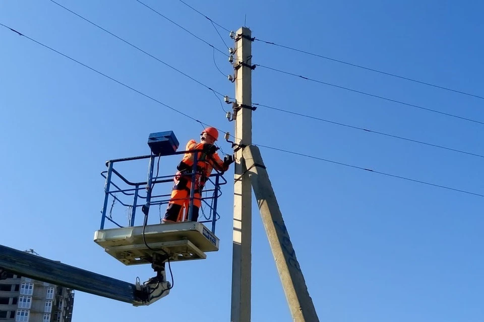 Сотрудник АО "РСВО" - Севастополь проводит работы на линии. Фото: АО РСВО