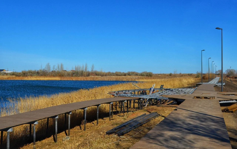 Продолжается укладка террасной доски, устанавливаются современный спортивный комплекс и детская игровая площадка. Фото: Татьяна Силантьева