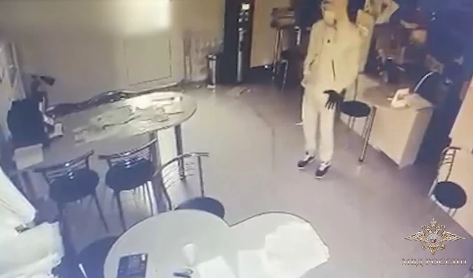 Фигуранты проникли в административное здание поздним вечером через окно. Скриншот видеозаписи, предоставленной МВД России.