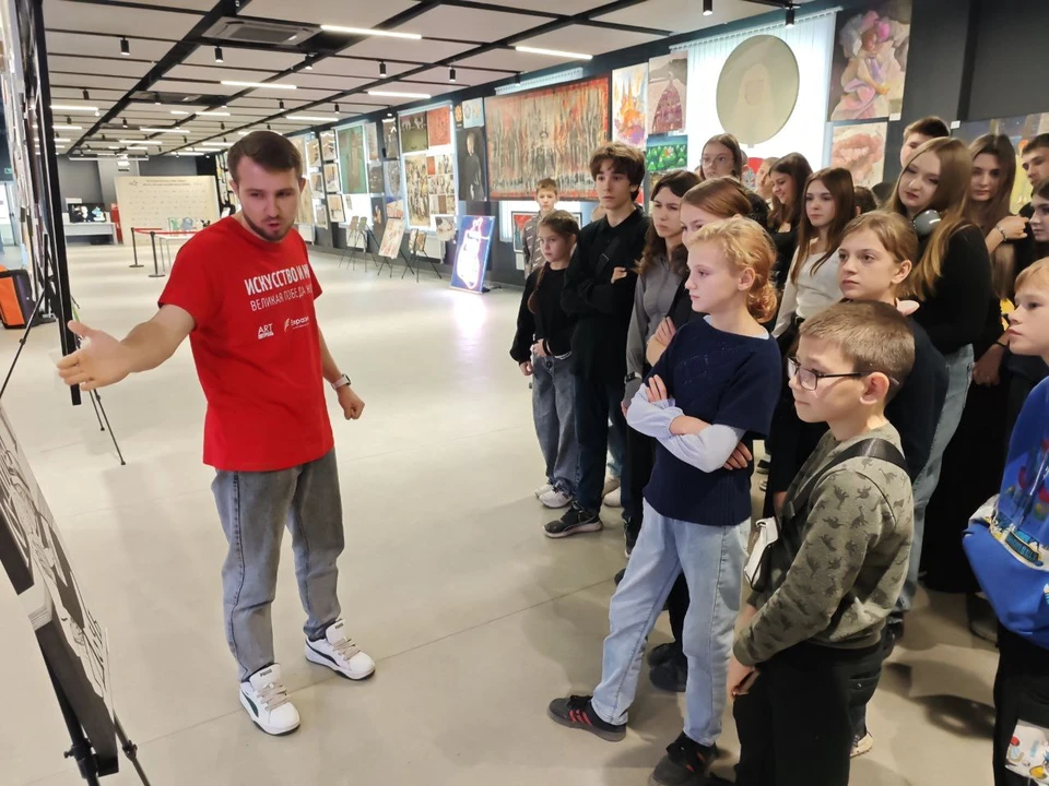 Школьники и студенты на выставке в Доме молодежи