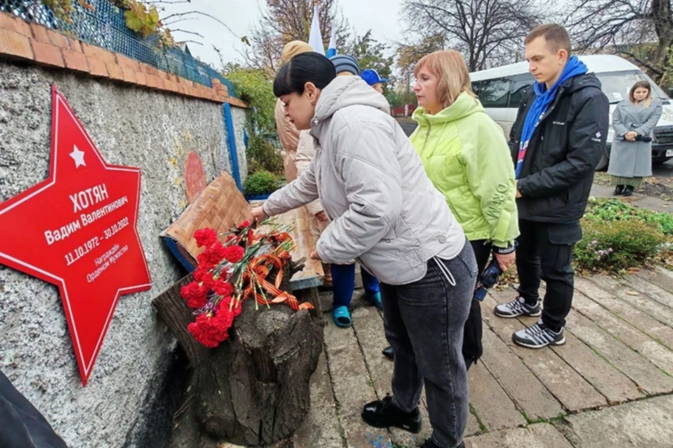 В Торезе открыли памятные «Звезды Героев» защитникам Донбасса. Фото: Торезский городской совет