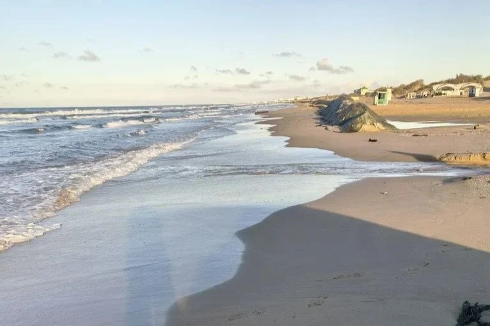 Точечные выбросы мазута нашли на побережье в Анапе Фото: оперативный штаб Краснодарского края