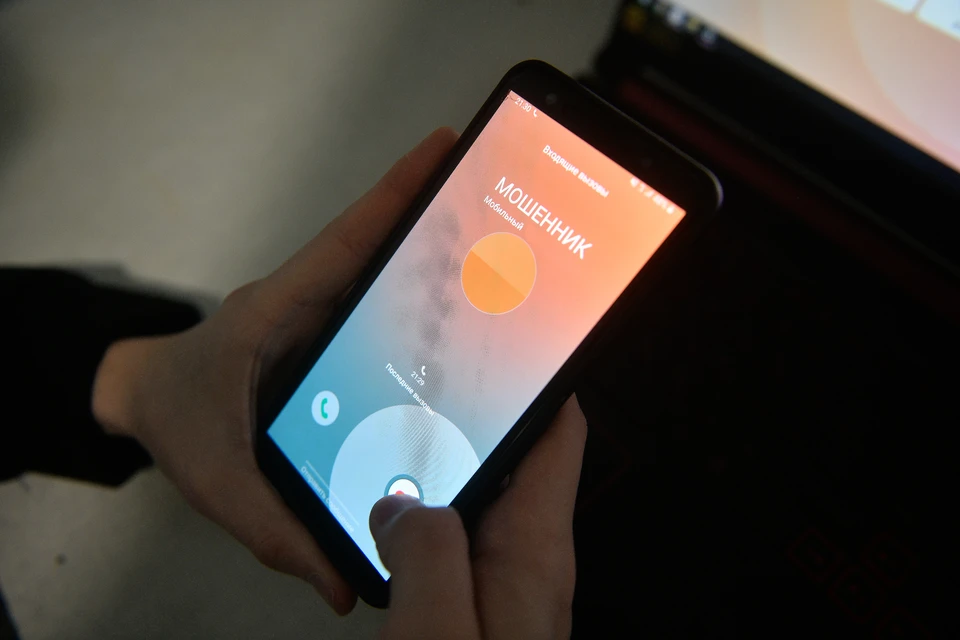 Жительница Кузбасса лишилась 120 тысяч рублей, пытаясь спасти сбережения.