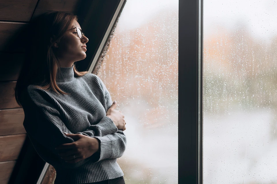 За окном серость, на душе тоже – ничего не радует, хочется спать и никуда не выходить. Фото: Aleksandr Skrypko/Shutterstock/Fotodom