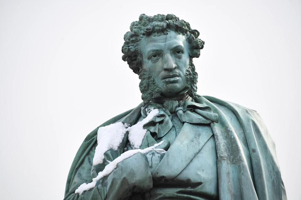 В Одессе монумент в честь Пушкина начали заколачивать досками