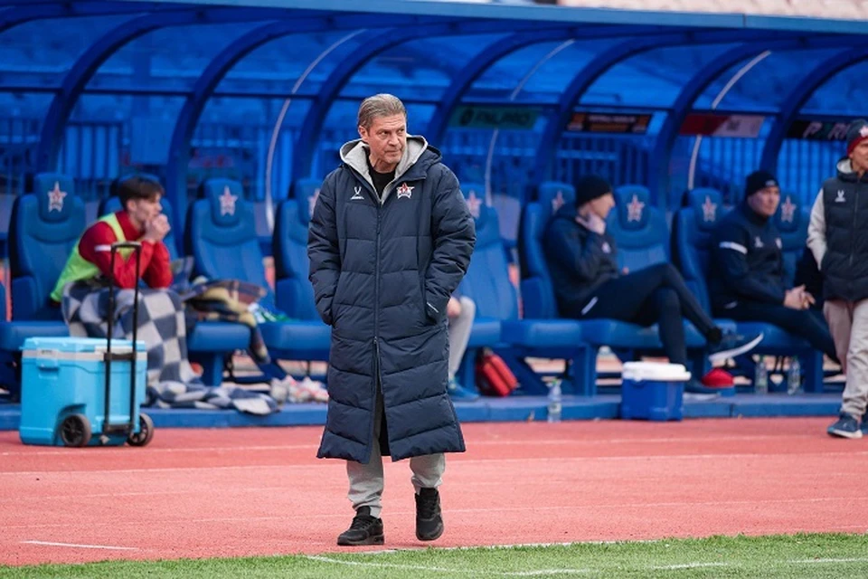 Тренер всегда у кромки поля. Фото: ФК «СКА-Хабаровск»