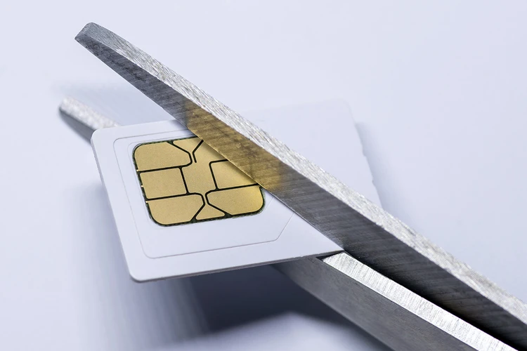 Что изменится в законах с 1 ноября 2025: избавьтесь от лишних симок и не копите долги