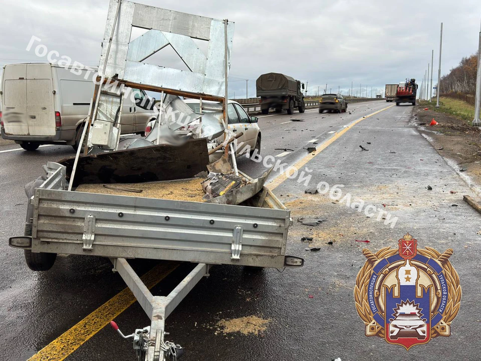 В Веневском районе водитель автомобиля Geely сбил пешехода после столкновения с прицепом.