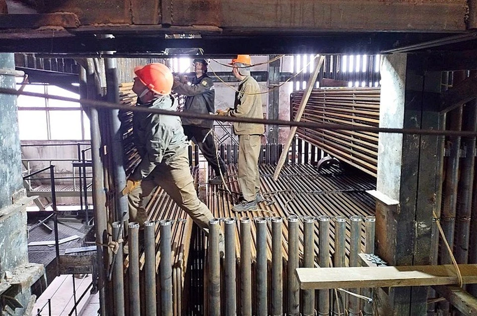 Идет ремонт котла в котельной Веретье.