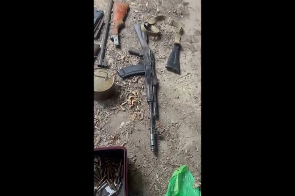 Крупный тайник с оружием нашли в брошенном доме в селе Восход. Фото: ГУ МВД России по ЗО