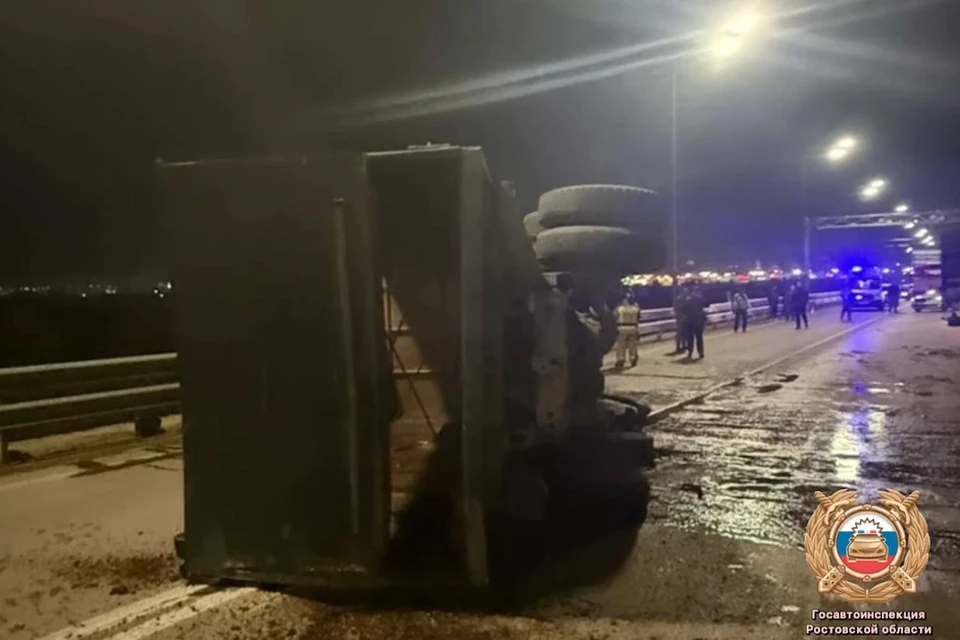 Стоявший на месте грузовик опрокинулся на бок. Фото: УГАИ по Ростовской области
