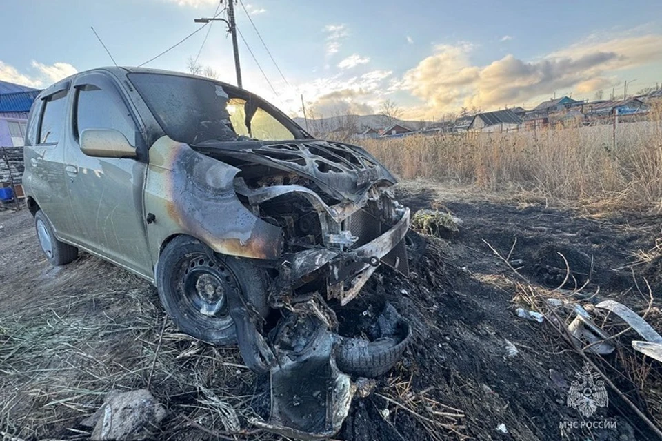 Две машины сгорели за день в Магадане Фото: МЧС Магаданской области