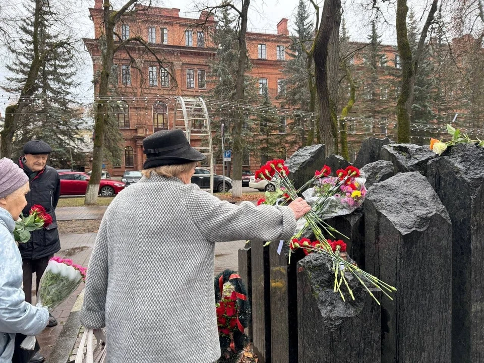 Жители города возложили цветы к мемориалу «Черные камни».