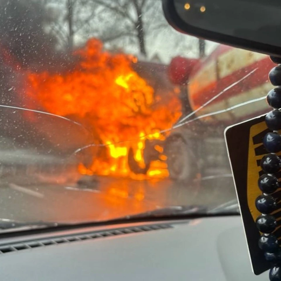 Загоревшаяся бетономешалка стала причиной пробки на автодороге Меридиан. Фото: читатель КП-Челябинск