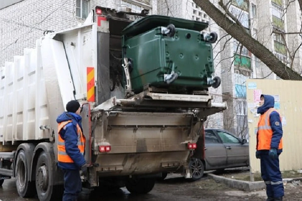 Коммунальщики ведут ежедневную уборку мусора на улицах городов и поселков Республики. Фото: Минстрой ДНР