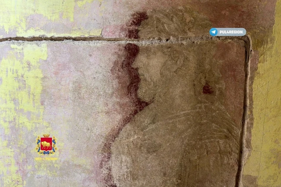 Фрески XVIII века обнаружены при реставрации во дворце в Святске. Фото: телеграм-канал «Пул 4 Регион».
