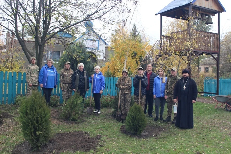 «Аллея единства» у Храма Успения Пресвятой Богородицы