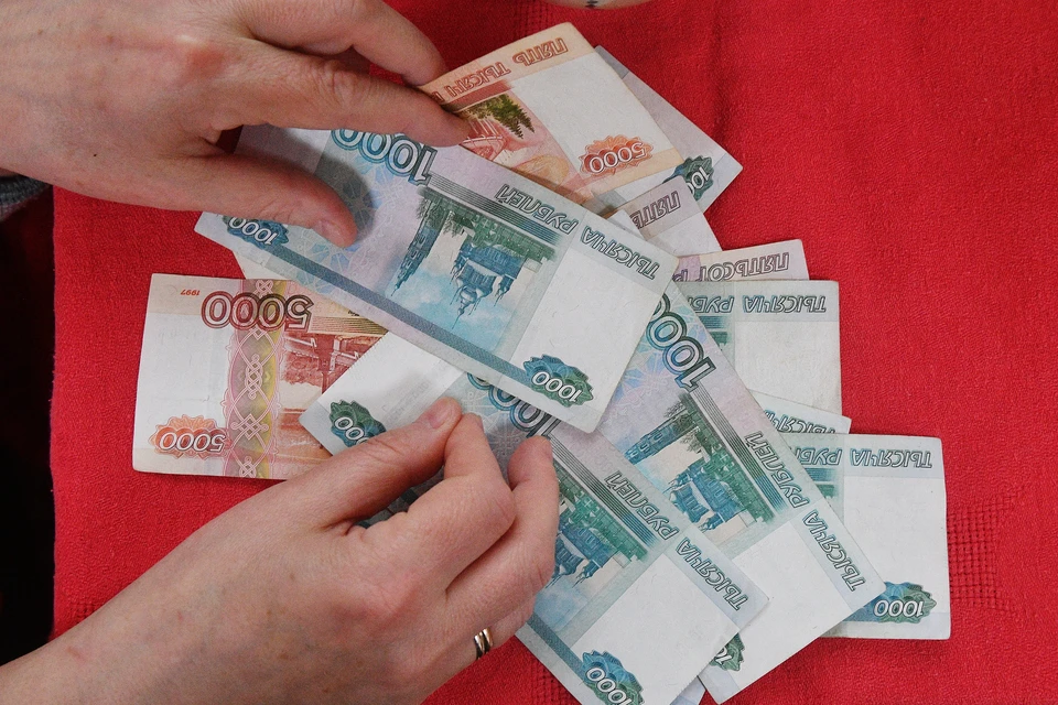 Меньше всех получают курьеры и почтальоны.