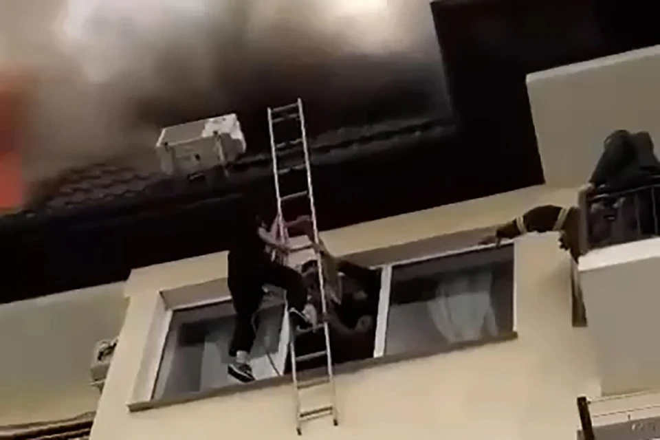 Спасение из горящего дома. Фото: кадр видео