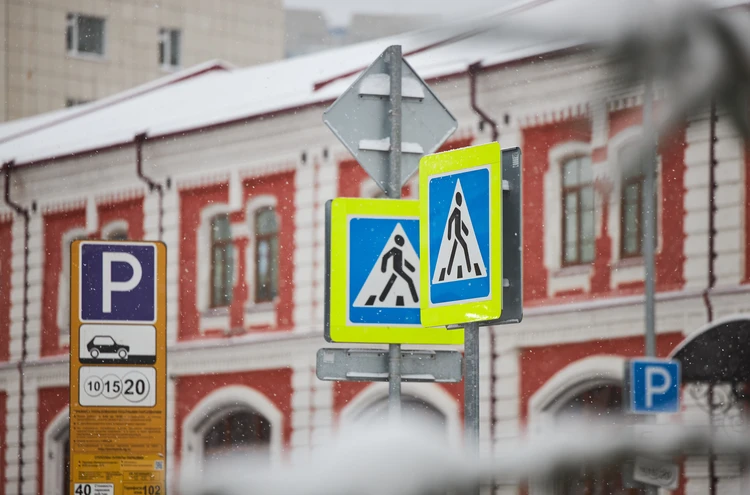 В Омске автомобиль сбил девочку на пешеходном переходе