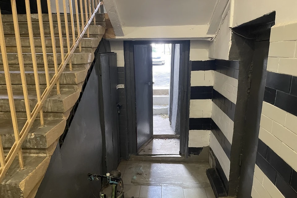 На записях видно, как женщина последовательно проверяет ручки входных дверей в подъездах.