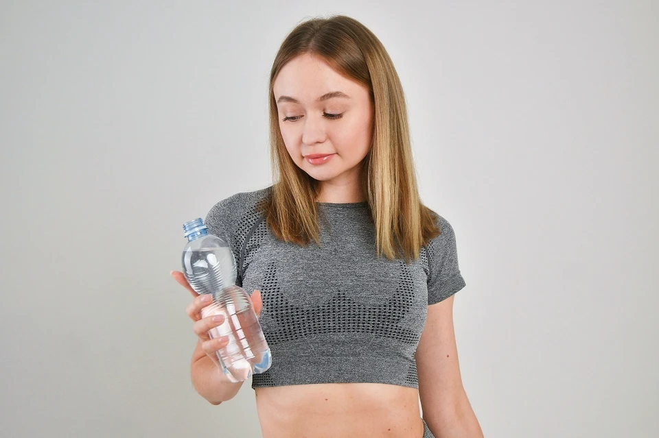 Бутылки с водой нужно беречь от прямых солнечных лучей.